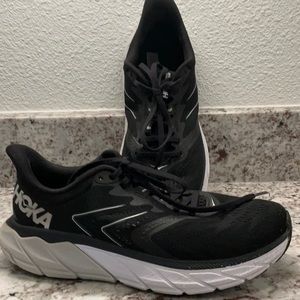 Hoka OneOne Arahi 5 athletic shoes